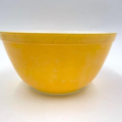 VINTAGE PYREX SMALL YELLOW MIXING BOWL