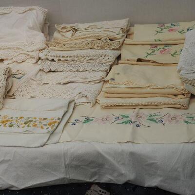 Lot 11- 9 pounds of vintage linens