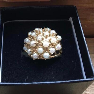 14k Ring with Pearls. Size 6