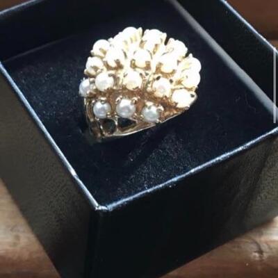 14k Ring with Pearls. Size 6