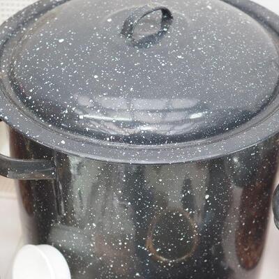 Lot 15 Enamel pot and cooking utensils