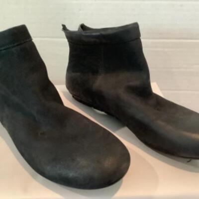 P - 460. Designer Brand Shoe Lot Size 8 