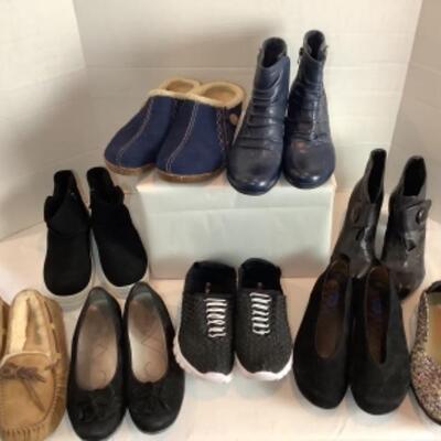 P - 464 Designer Brand Shoe Lot Size 9
