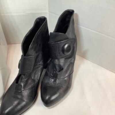 P - 464 Designer Brand Shoe Lot Size 9