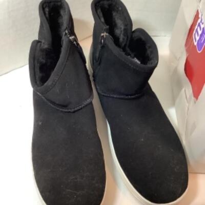 P - 464 Designer Brand Shoe Lot Size 9