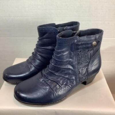 P - 464 Designer Brand Shoe Lot Size 9