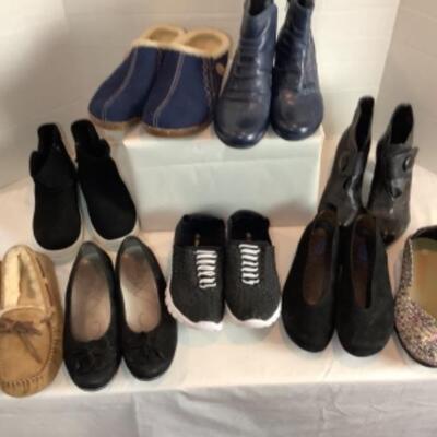 P - 464 Designer Brand Shoe Lot Size 9