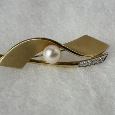 K450 18k YG Pearl and Diamond Pin/Brooch 