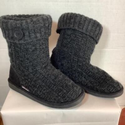 P - 465  Designer Brand Shoe Lot Size 9