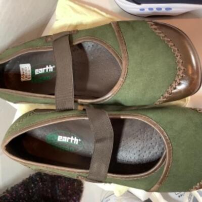 P - 469. Designer Brand Shoe Lot Size 7.5