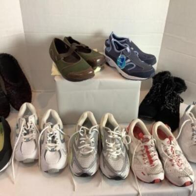 P - 469. Designer Brand Shoe Lot Size 7.5