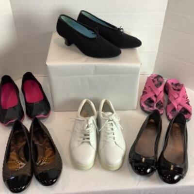 P - 471. Designer Brand Shoe Lot Size 8