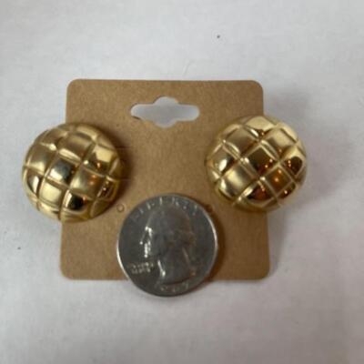 K546 14k Yellow Gold Checkered Pattern French Clip Earrings 