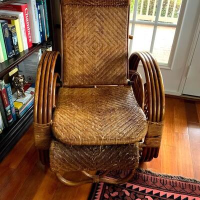 Wicker chaise with pull out and magazine holder 