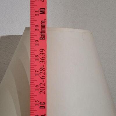 Lot 76: Vintage Table Lamp TURNS ON