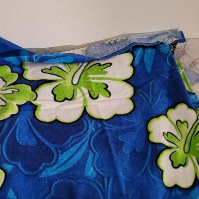 Lot 84: Vintage Beach Towel FLOWER Graphic