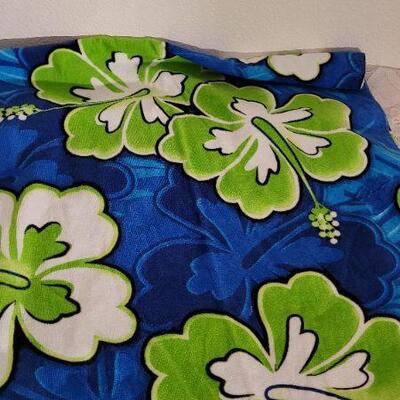 Lot 84: Vintage Beach Towel FLOWER Graphic