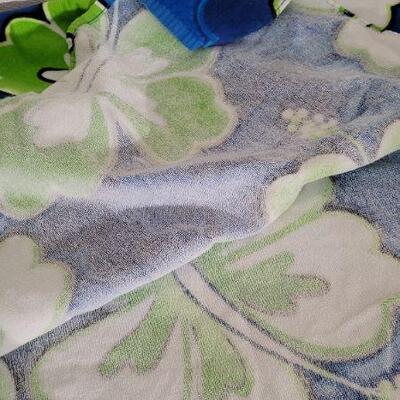 Lot 84: Vintage Beach Towel FLOWER Graphic