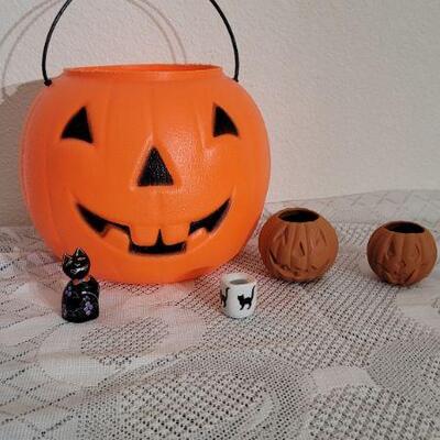 Lot 86: Assorted Halloween Collectibles 