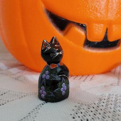 Lot 86: Assorted Halloween Collectibles 