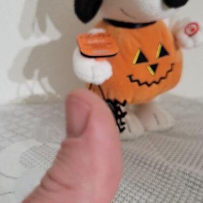 Lot 98: New Halloween HALLMARK Snoopy PUMPKIN TIME - Turns On