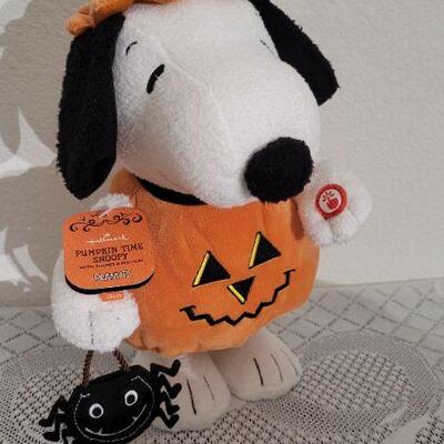 Lot 98: New Halloween HALLMARK Snoopy PUMPKIN TIME - Turns On