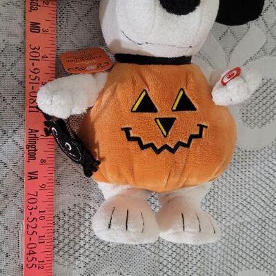 Lot 98: New Halloween HALLMARK Snoopy PUMPKIN TIME - Turns On
