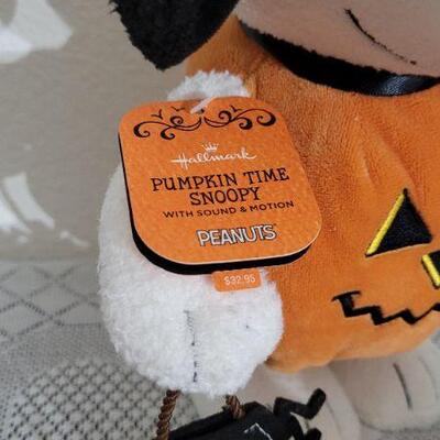 Lot 98: New Halloween HALLMARK Snoopy PUMPKIN TIME - Turns On