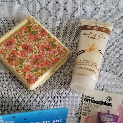 Lot 111: Assorted Bathroom Accessories Bundle 