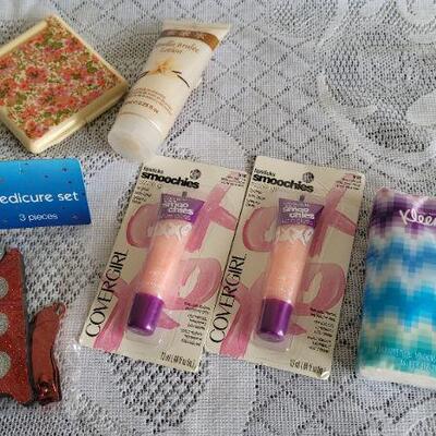 Lot 111: Assorted Bathroom Accessories Bundle 
