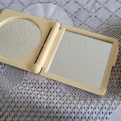 Lot 111: Assorted Bathroom Accessories Bundle 