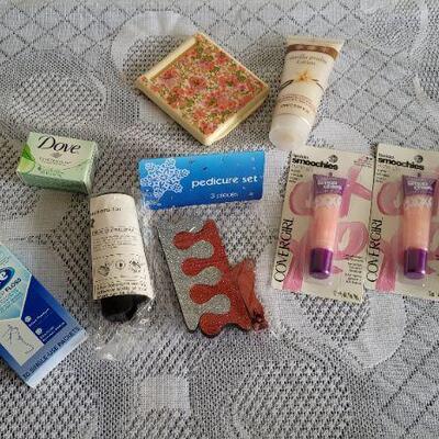 Lot 111: Assorted Bathroom Accessories Bundle 