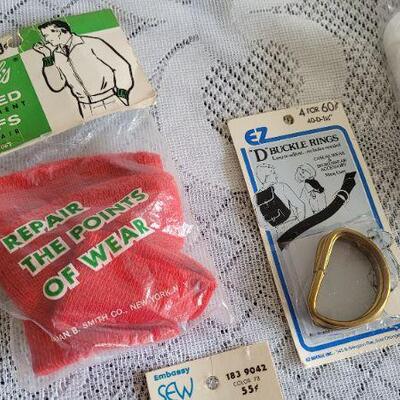 Lot 113: Assorted Vintage Sewing Essentials 