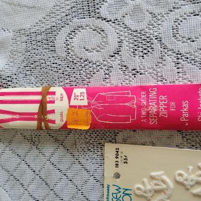 Lot 113: Assorted Vintage Sewing Essentials 
