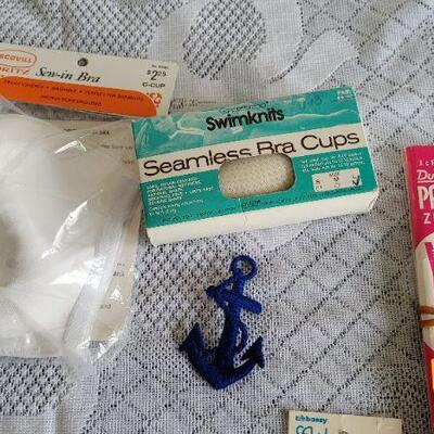 Lot 113: Assorted Vintage Sewing Essentials 