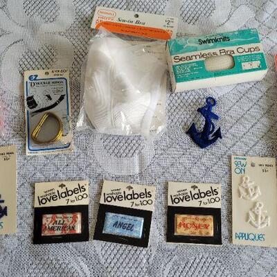 Lot 113: Assorted Vintage Sewing Essentials 