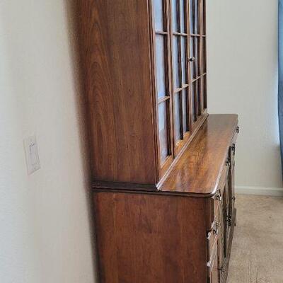 Lot 123: Vintage PENNSYLVANIA HOUSE China Cabinet 