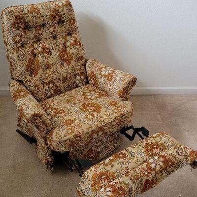 Lot 124: Vintage BARCALOUNGER Reclining Chair 