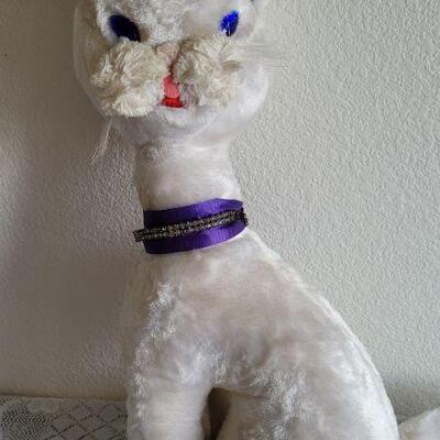 Lot 137: Vintage Stuffed Cat by DOLLCRAFT 