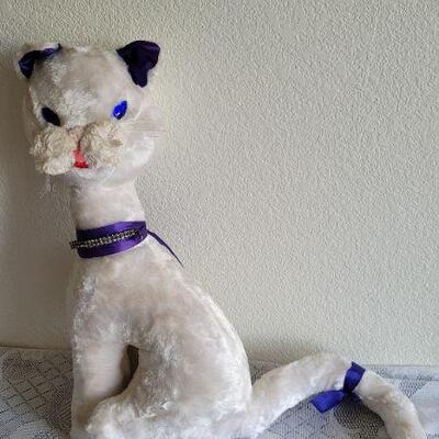 Lot 137: Vintage Stuffed Cat by DOLLCRAFT 
