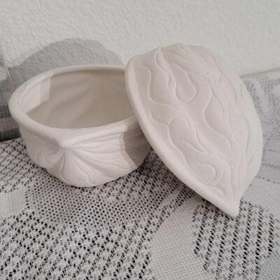 Lot 166: ETHAN ALLEN Sleeves + Home Deco Coconut 