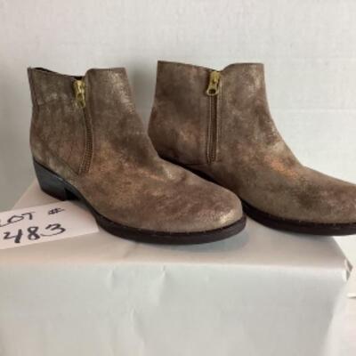 P - 483. Designer Brand Shoe Lot ( 1 pr ) Size 8