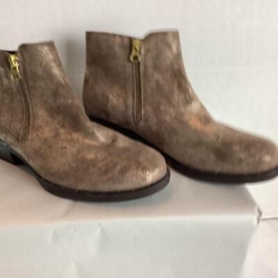 P - 483. Designer Brand Shoe Lot ( 1 pr ) Size 8