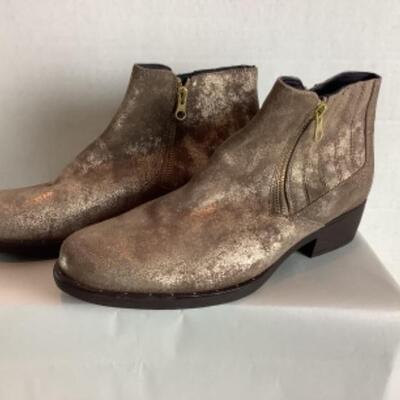 P - 483. Designer Brand Shoe Lot ( 1 pr ) Size 8