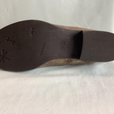 P - 483. Designer Brand Shoe Lot ( 1 pr ) Size 8