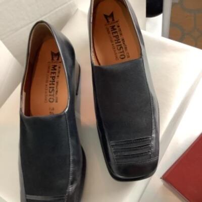 P - 488. Designer Brand Shoe Lot Size 8 ( 3 pr ) 