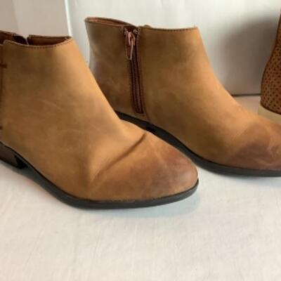 P - 495 Designer Brand Shoe Lot Size 8 ( 3 per ) 