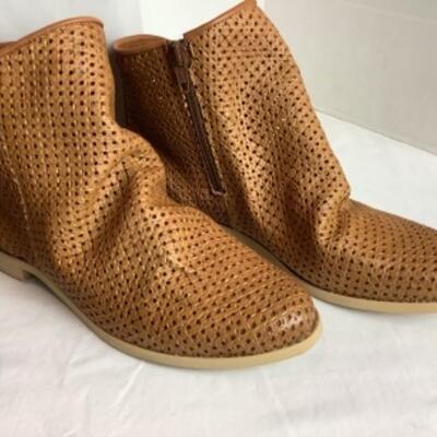 P - 495 Designer Brand Shoe Lot Size 8 ( 3 per ) 