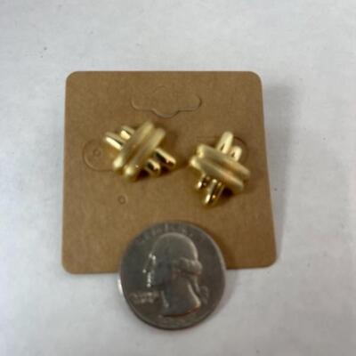 K555 14k Yellow Gold Brushed and Polished â€œXâ€ Pierced Earrings 