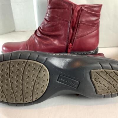 P - 496  Designer Brand Shoe Lot Size 8 ( 3 pr ) 